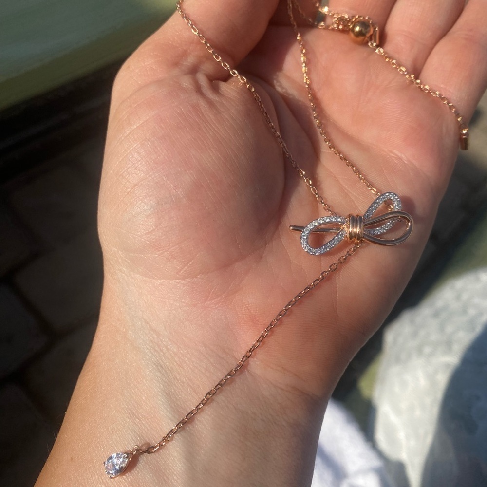 Stunning SWAROVSKI bow and crystal necklace NWOT